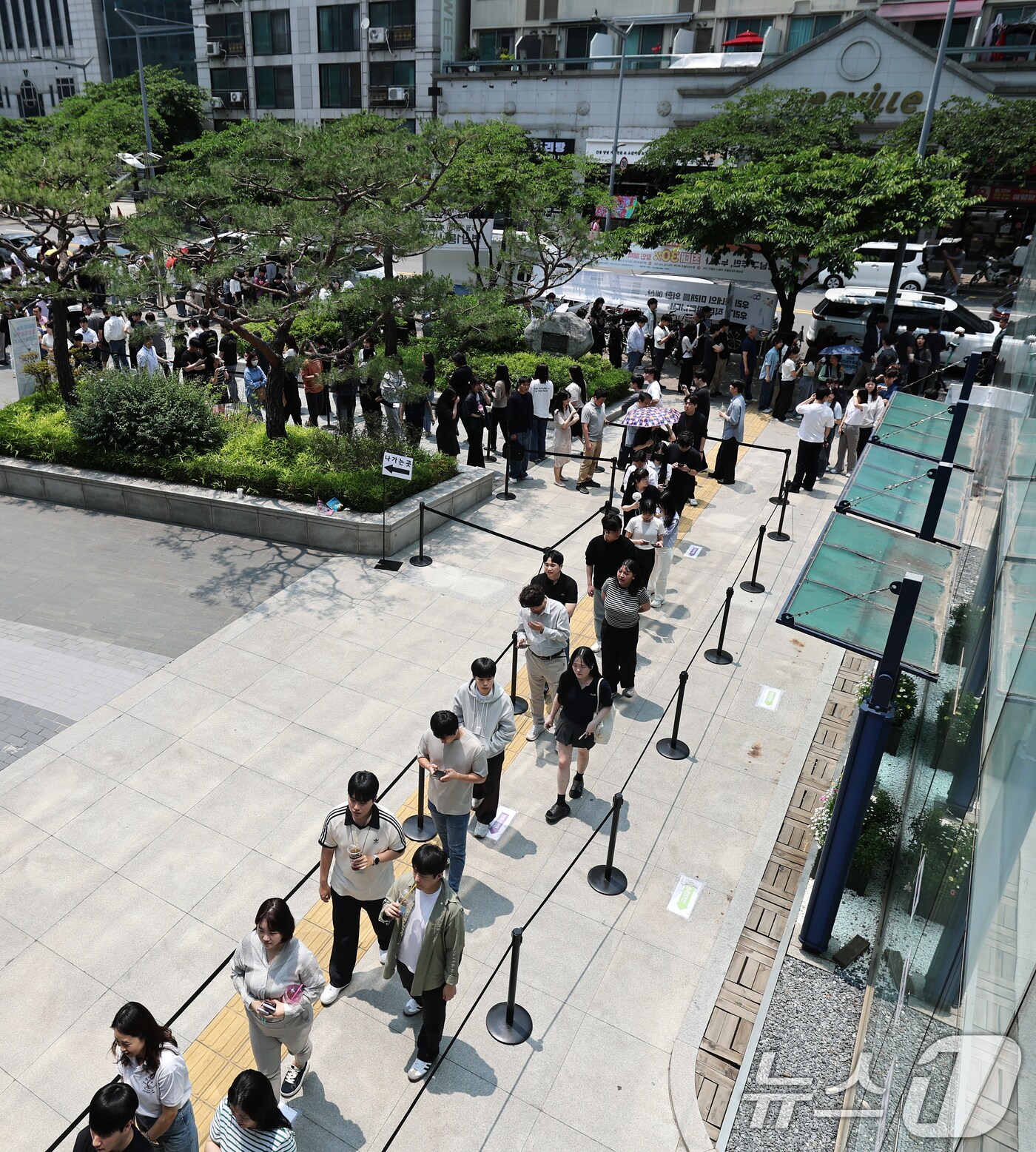 제21대 대통령 선거 사전 투표 둘째 날인 30일 오후 서울 강남구 역삼1동 주민센터에 마련된 사전투표소에서 점심시간을 이용해 투표소를 찾은 유권자들이 길게 줄을 늘어서 있다. 2025.5.30/뉴스1 ⓒ News1 오대일 기자
