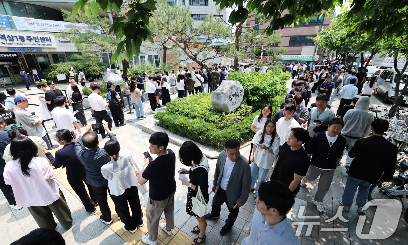제21대 대통령 선거 사전 투표 둘째 날인 30일 오후 서울 강남구 역삼1동 주민센터에 마련된 사전투표소에서 점심시간을 이용해 투표소를 찾은 유권자들이 길게 줄을 늘어서 있다. 2025.5.30/뉴스1 ⓒ News1 오대일 기자