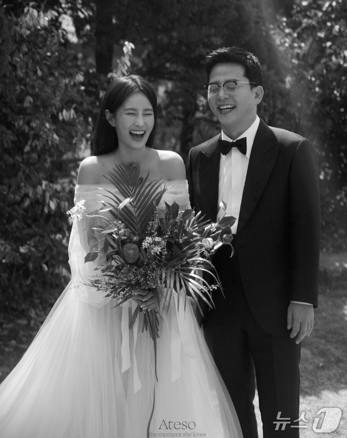 방송인 김준호, 김지민 청첩장