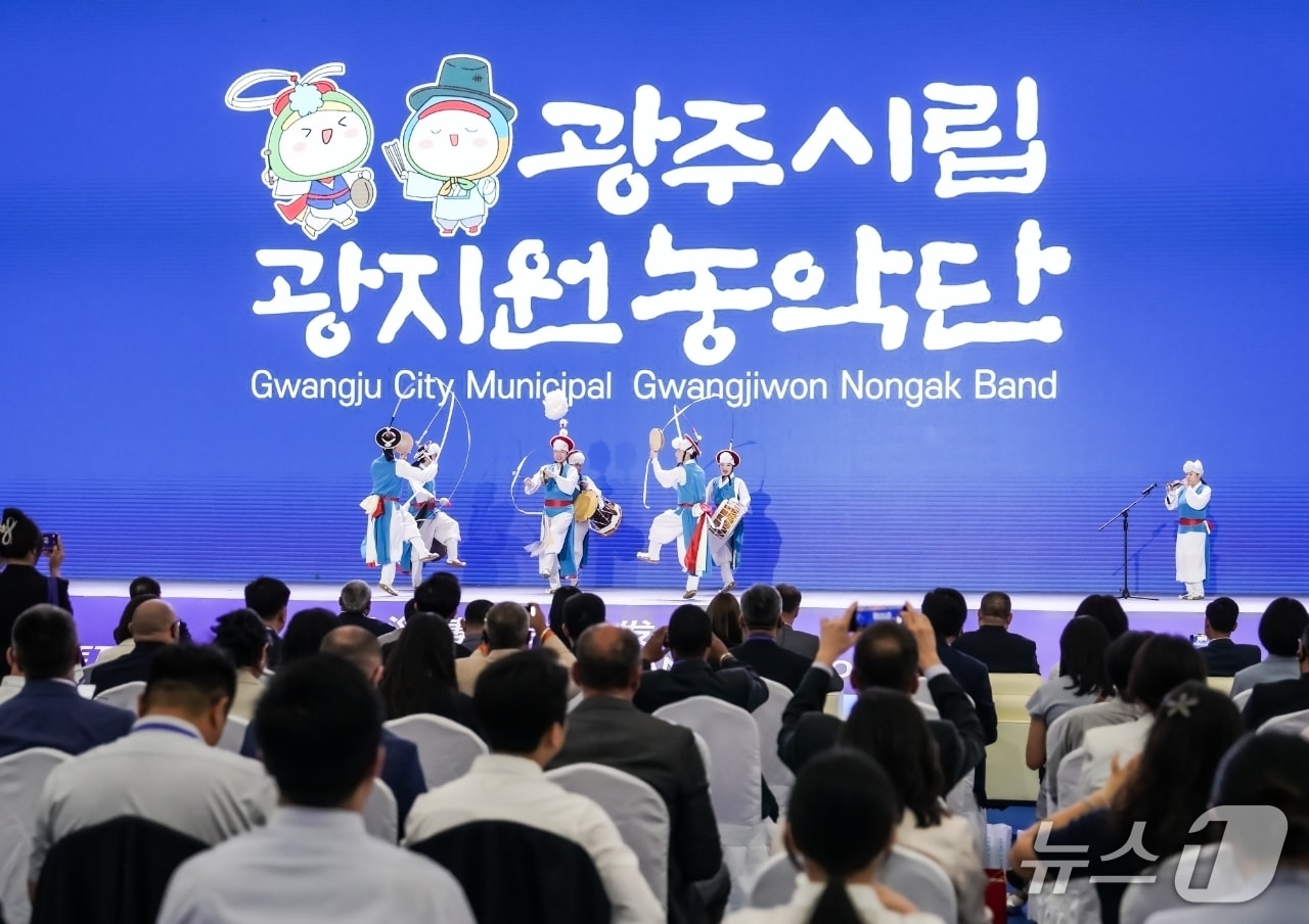 광주시립광지원농악단이 지난 28일 열린 ‘쯔보 국제 자매도시 40주년 및 제2회 국제우호주간 개막식’에서 공연을 하고 있는 모습.&#40;광주시 제공&#41;