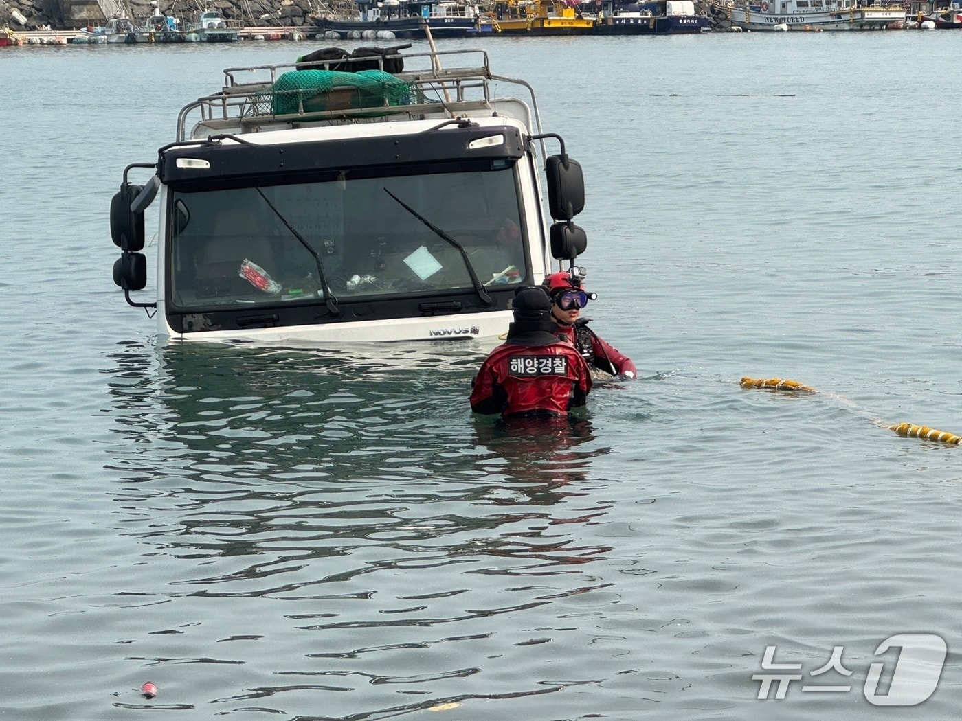 보령해경이 차량 인양 작업을 하고 있다.(보령해경 제공 .재판매 및 DB금지)/뉴스1