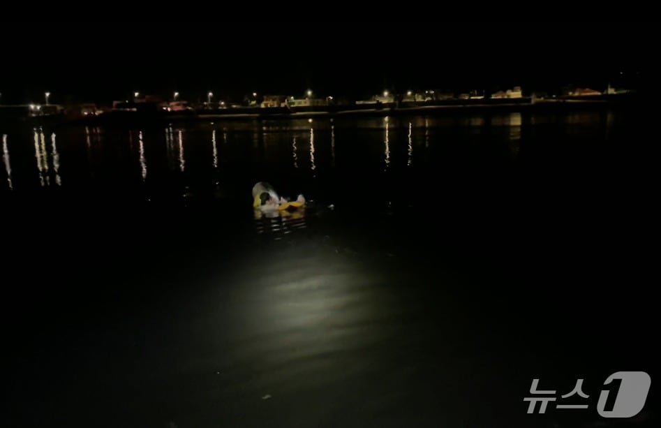 고립된 20대 남녀 3명(인천해양경찰서 제공.재판매 및 DB금지)