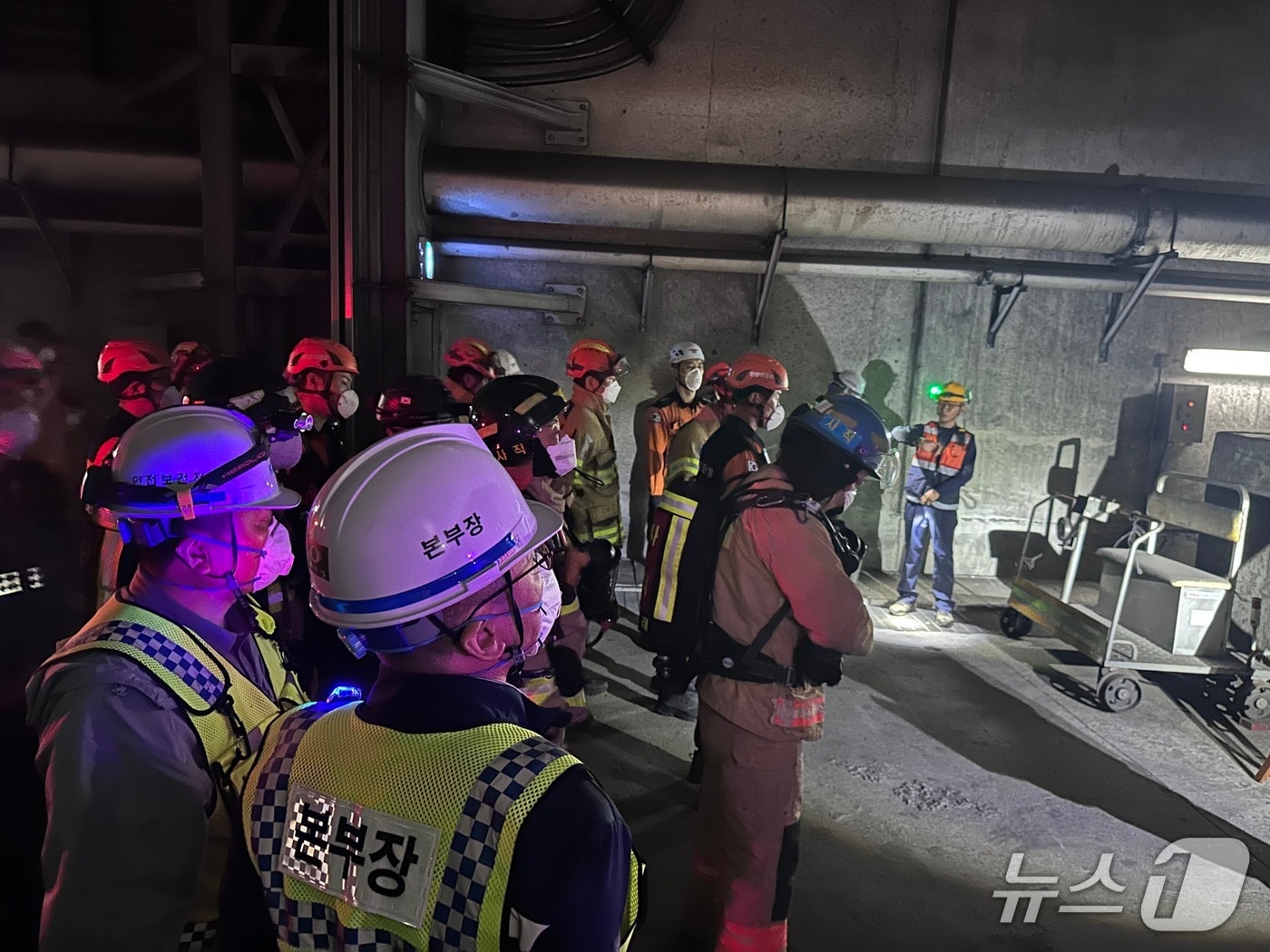 코레일 부산경남본부와 유관기관 관계자들이 터널 내 열차 사고 대비 훈련을 실시하고 있다.(코레일 부산경남본부 제공. 재판매 및 DB 금지)