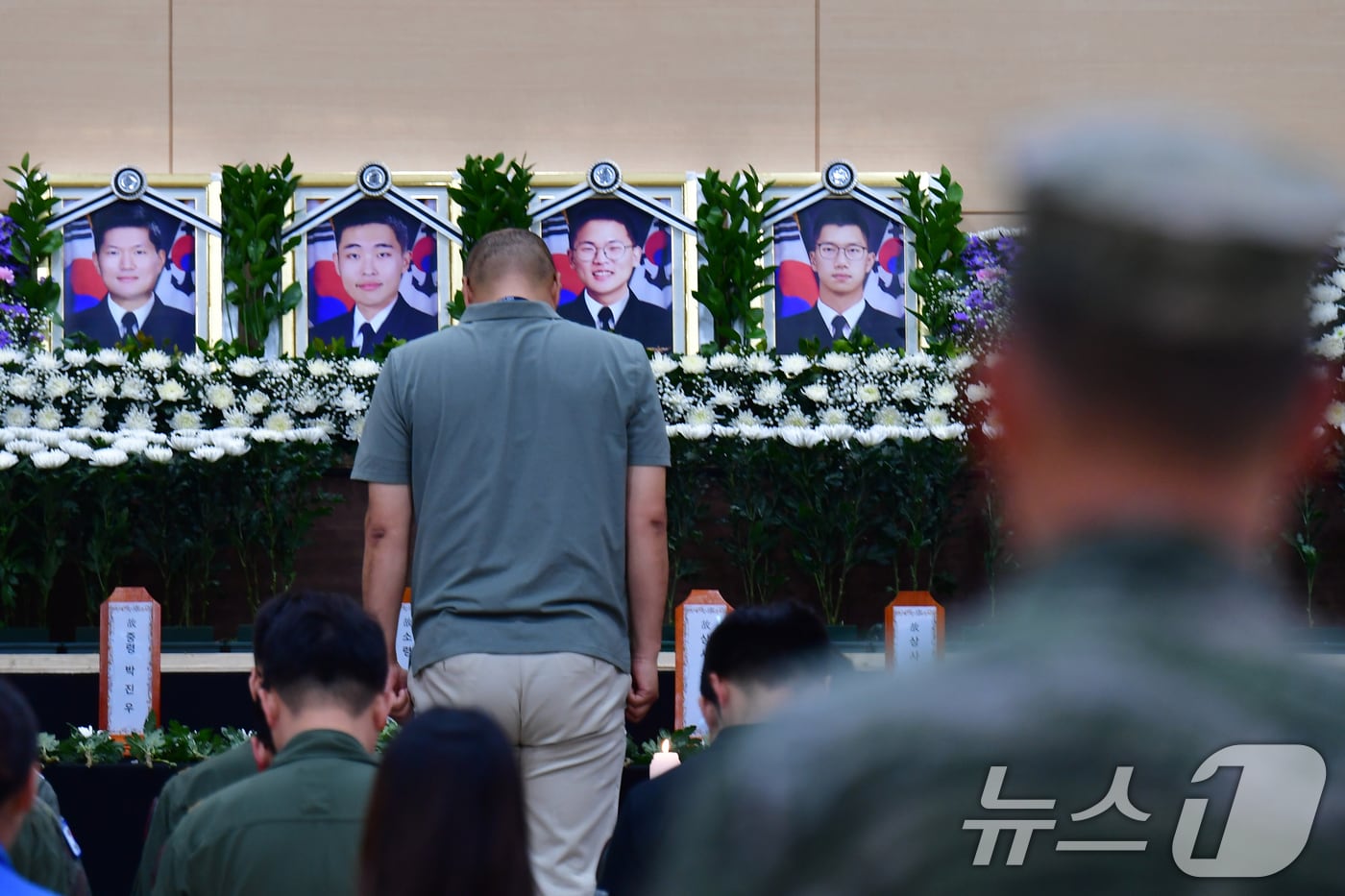 30일 경북 포항시 해군 항공사령부체육관에 마련된 대잠 해상초계기(P-3CK) 순직자 합동분향소에서 조문객이 묵념하고 있다. 해군은 고 박진우 중령, 고 이태훈 소령, 고 윤동규 상사, 고 강신원 상사로 1계급 추서했다. 2025.5.30/뉴스1 ⓒ News1 최창호 기자