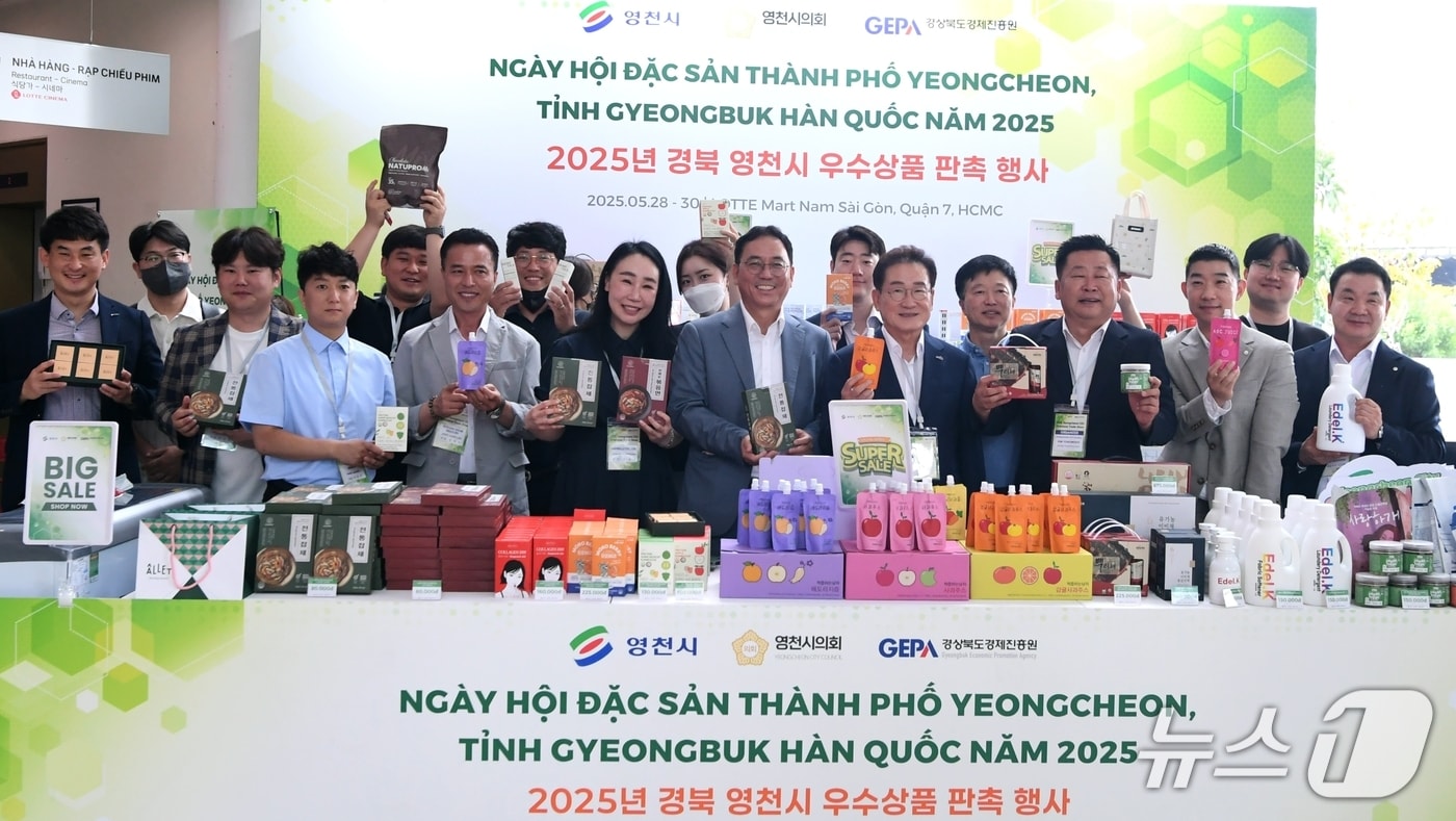 최기문 영천시장이 베트남 에서 영천시 우수상품 판촉행사를 하고 있다. (영천시 제공. 재판매 및 DB금지) 2025.5.30/뉴스1