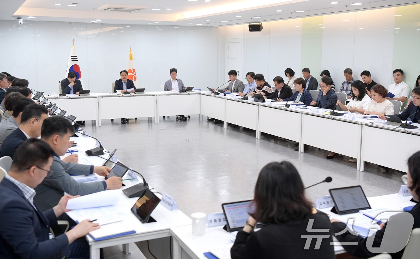 강기정 광주시장이 시청 소회의실에서 간부회의를 주재하고 있다.&#40;광주시 제공. 재판매 및 DB 금지&#41; 