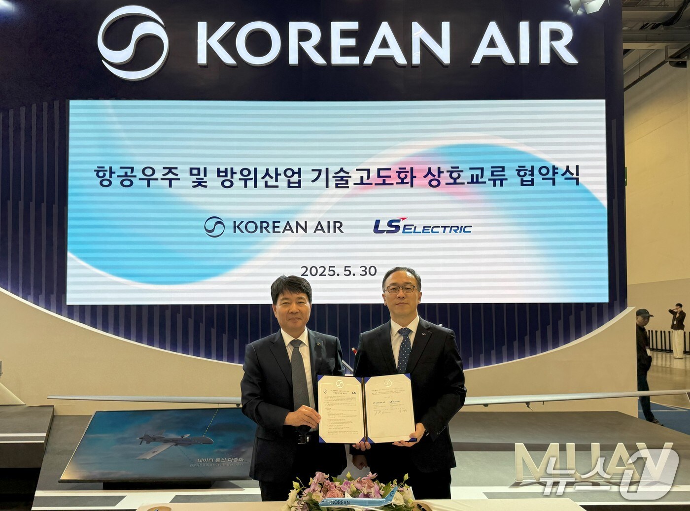  대한항공과 LS일렉트릭은 30일 부산 벡스코에서 열리고 있는 국제해양방위산업전(MADEX)에서 항공우주 및 방위산업 기술 고도화를 위한 협약을 체결했다. 대한항공 임진규 항공우주사업본부장(왼쪽)과 이상준 LS일렉트릭 자동화CIC최고운영책임자가 기념 촬영하고 있는 모습.(대한항공 제공)