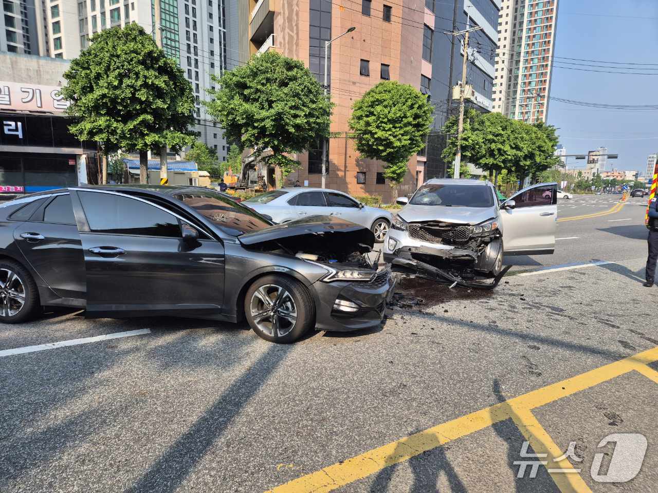 30일 오전 7시 50분쯤 광주 북구 유동의 한 도로에서 SUV가 중앙선을 침범해 마주오던 승용차를 들이받아 경찰이 현장을 수습하고 있다.(독자 제공. 재판매 및 DB 금지)