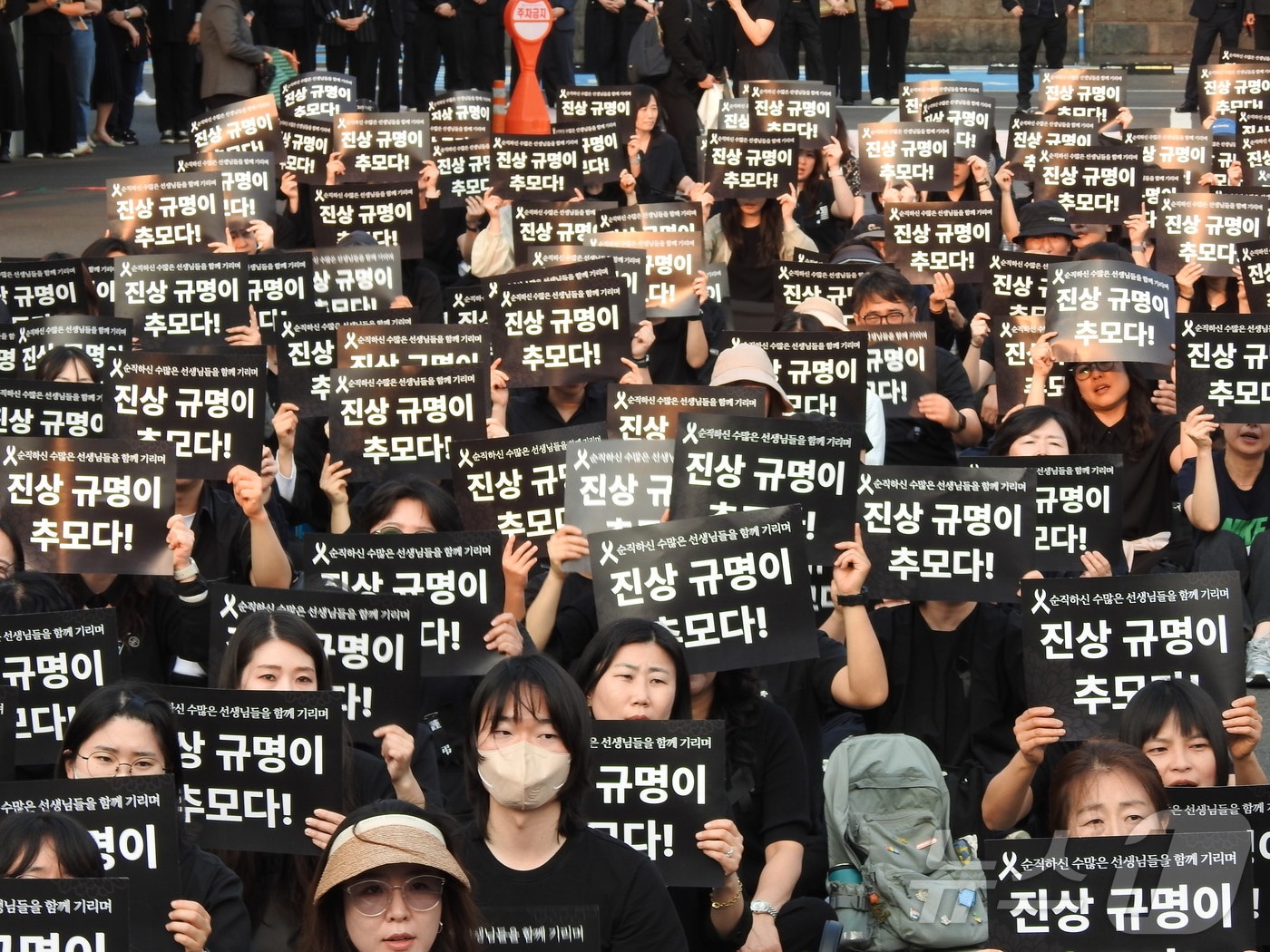 제주지역 교원단체가 30일 제주도교육청 주차장에서 학생 가족의 민원으로 숨진 제주지역 모 중학교 A 교사를 추모하는 문화제를 열고 있다. 2025.5.30./뉴스1 2025.5.30/뉴스1 ⓒ News1 강승남 기자