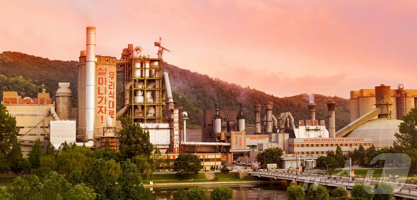 &#40;평양 노동신문=뉴스1&#41; = 북한 노동당 기관지 노동신문은 31일 상원시멘트연합기업소가 &#34;올해 제시된 증산목표의 5월 계획을 기한 전에 결속했다＂면서 ＂추가생산과제도 완수하는 기적적 혁신을 창조해야 한다＂라고 당부했다. [국내에서만 사용가능. 재배포 금지. DB 금지. For Use Only in the Republic of Korea. Redistribution Prohibited] rodongphoto@news1.kr