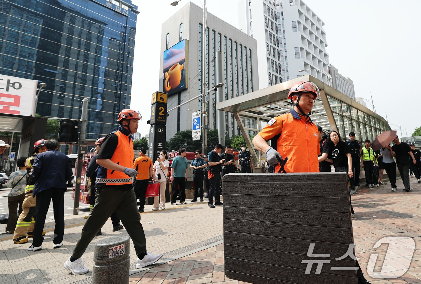 31일 오전 방화로 추정되는 화재가 발생한 서울 지하철 5호선 마포역이 출입 통제되고 있다. 2025.5.31/뉴스1 ⓒ News1 오대일 기자