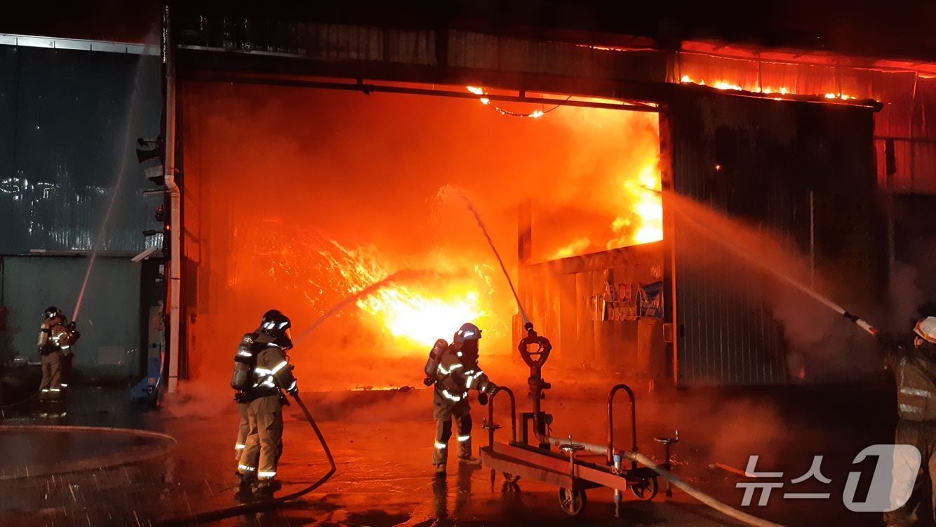 30일 오후 11시41분쯤 경북 영천시 도남동에 있는 폐기물 재활용 공장에서 원인 모를 불이 나 소방대원들이 진화하고 있다.(경북소방본부 제공)