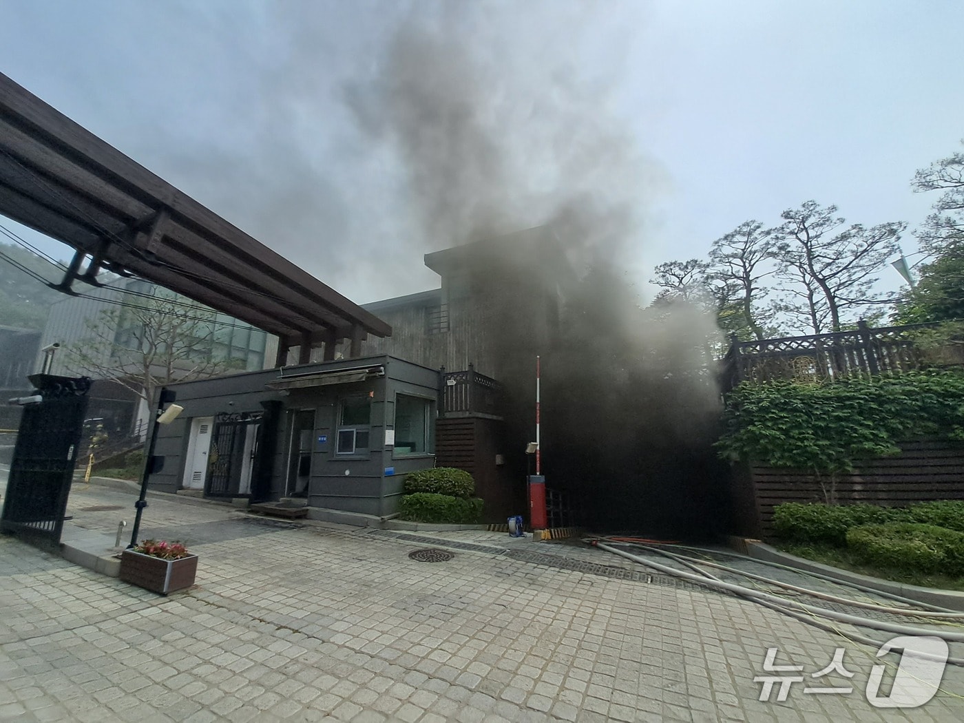 31일 경기 용인시 기흥구 중동 전원주택단지 내 커뮤니티시설 화재(경기도소방재난본부 제공. 재판매 및 DB 금지)/뉴스1