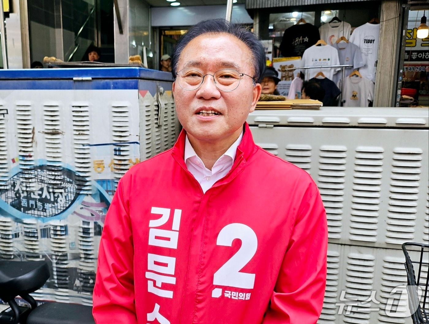 윤재옥 국민의힘 총괄선거대책본부장이 31일 대구 서문시장에서 기자들과 만나 질문에 답하고 있다. 2025.5.31/뉴스1 남승렬 기자