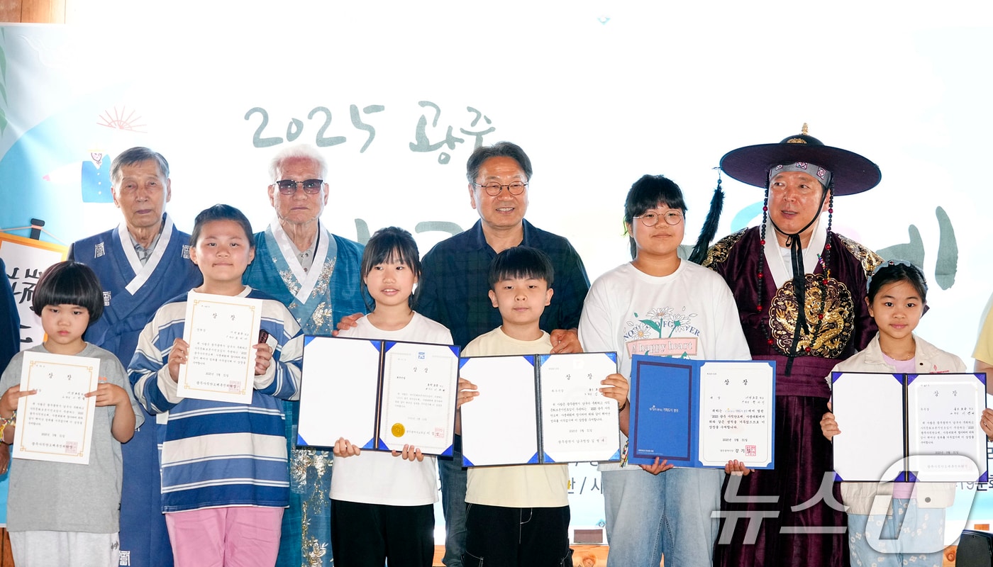 강기정 광주시장이 31일 오후 남구 희경루에서 열린 '2025 광주 사직단오제'에 참석해 사생대회 수상자들과 기념촬영을 하고 있다.(광주시 제공. 재판매 및 DB 금지) 2025.5.31/뉴스1