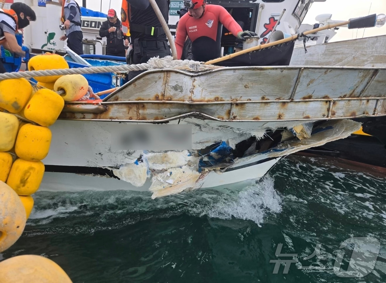 31일 오후 5시 19분쯤 전남 여수시 소경도 남서쪽 해상에서 낚시어선과 어선이 출동해 해경이 사고 수습을 하고 있다.(여수해경 제공. 재판매 및 DB 금지)