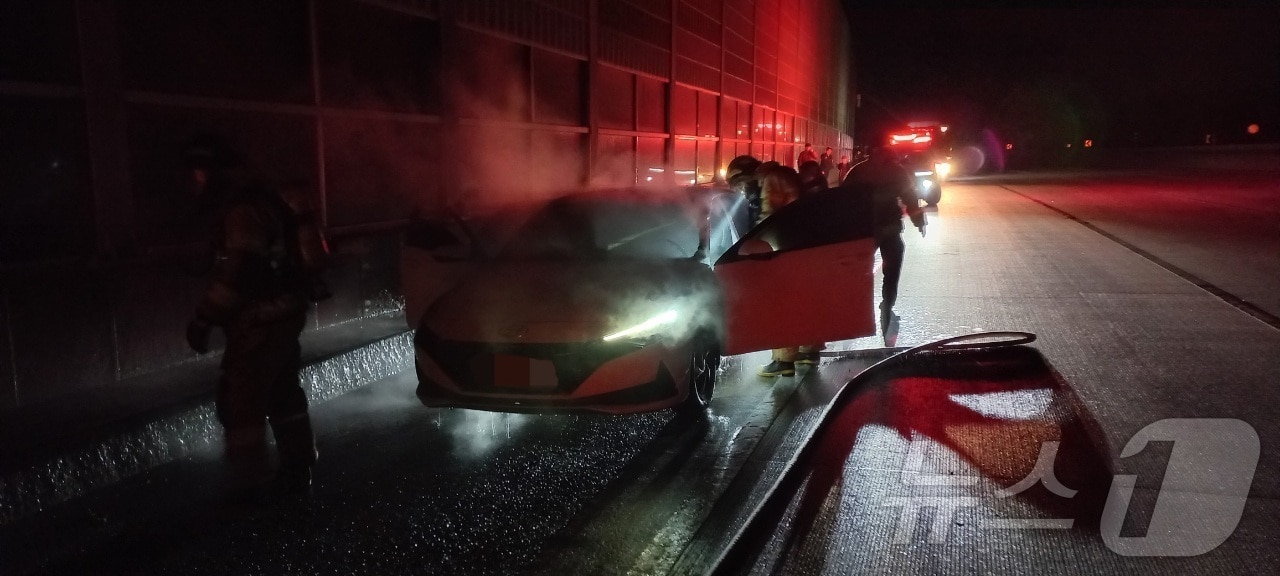 4일 0시58분쯤 경북 구미시 원평동 경부고속도로 대구 방향 173.7㎞ 지점을 달리던 승용차에서 불이 나 소방대원이 진화를 하고 있다.(경북소방본부 제공. 재판매 및 DB 금지) 2025.5.4/뉴스1 ⓒ News1 김종엽 기자