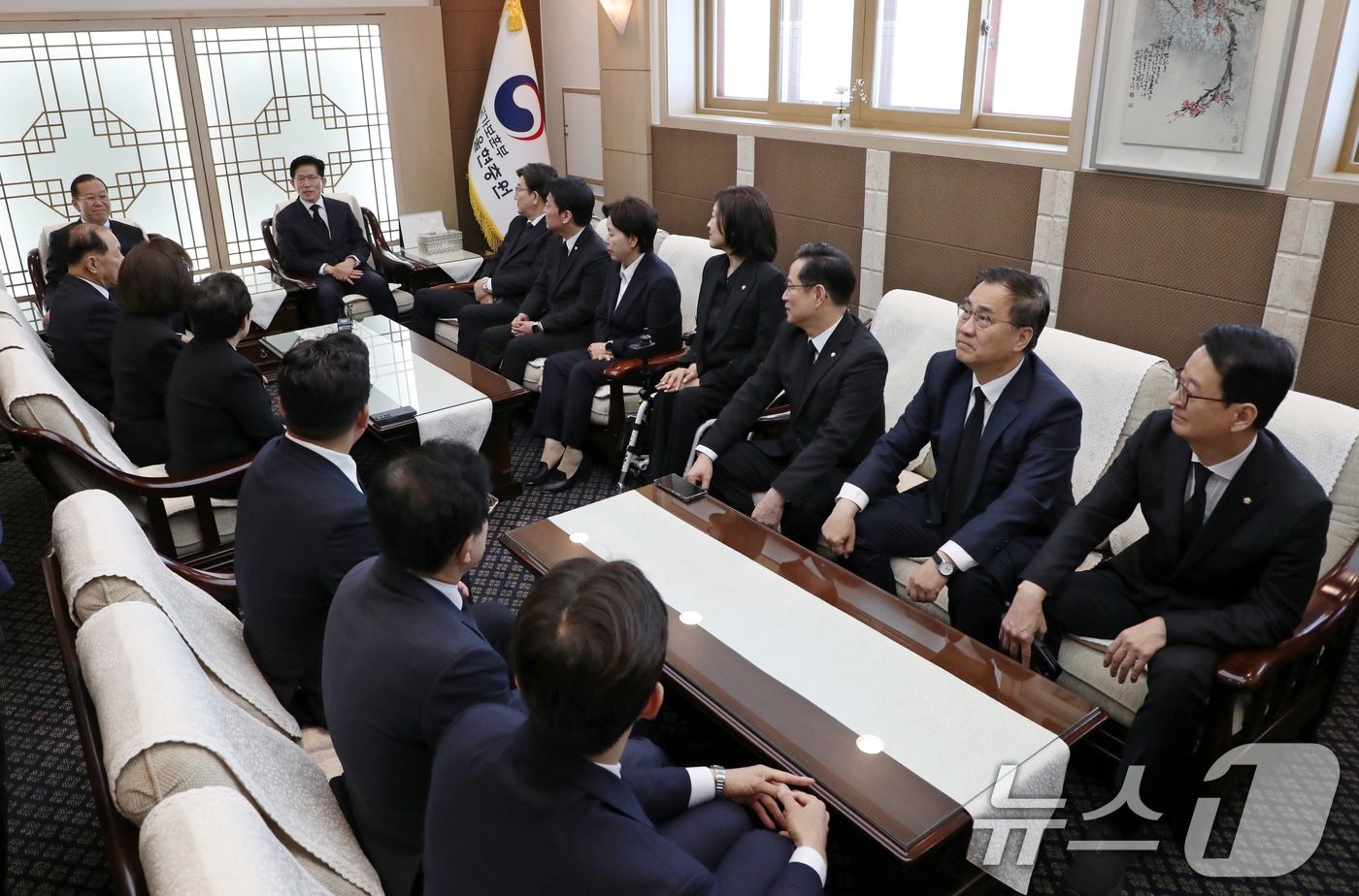 김문수 국민의힘 대통령 후보가 4일 오전 서울 동작구 국립서울현충원에서 현충탑 참배에 앞서 권영세 비대위원장을 비롯한 당 지도부, 캠프 관계자들과 대화를 나누고 있다. (공동취재) 2025.5.4/뉴스1 ⓒ News1 안은나 기자