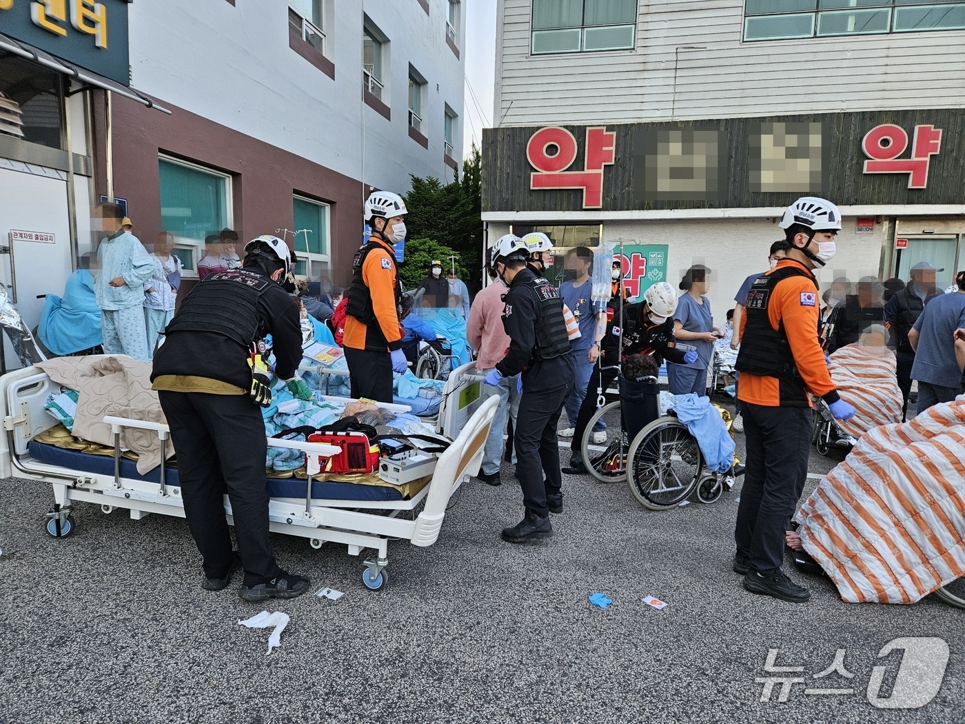 화재로 대비한 환자들(경남소방본부 제공. 재판매 및 DB금지). 2025.5.4