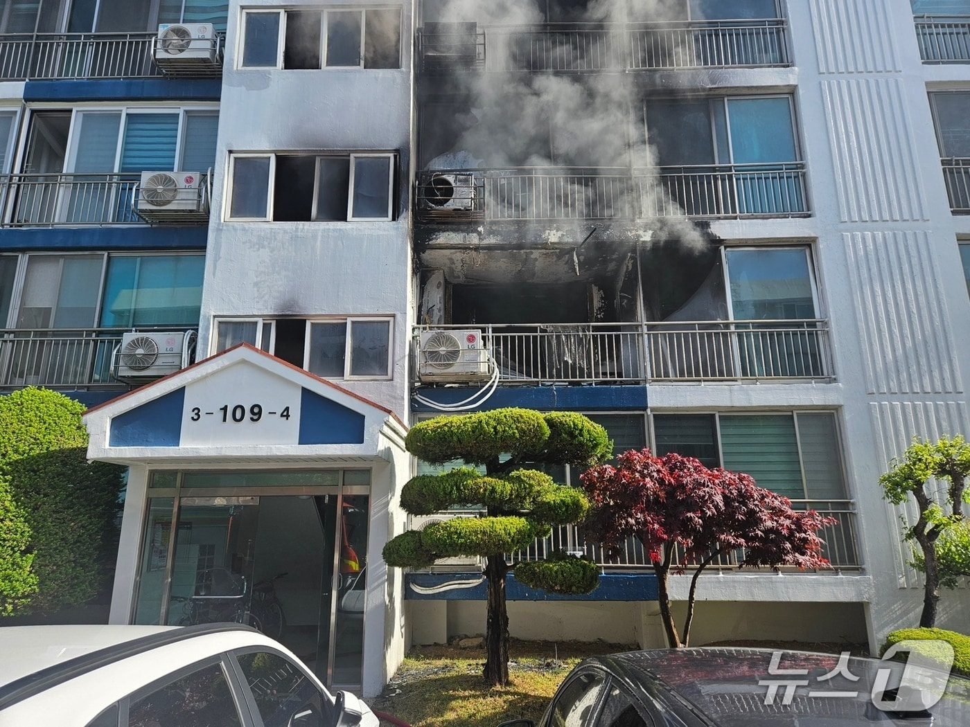 4일 오전 8시 5분께 울산 북구 연암동의 5층짜리 아파트 2층에서 화재가 발생했다.(울산소방 제공)