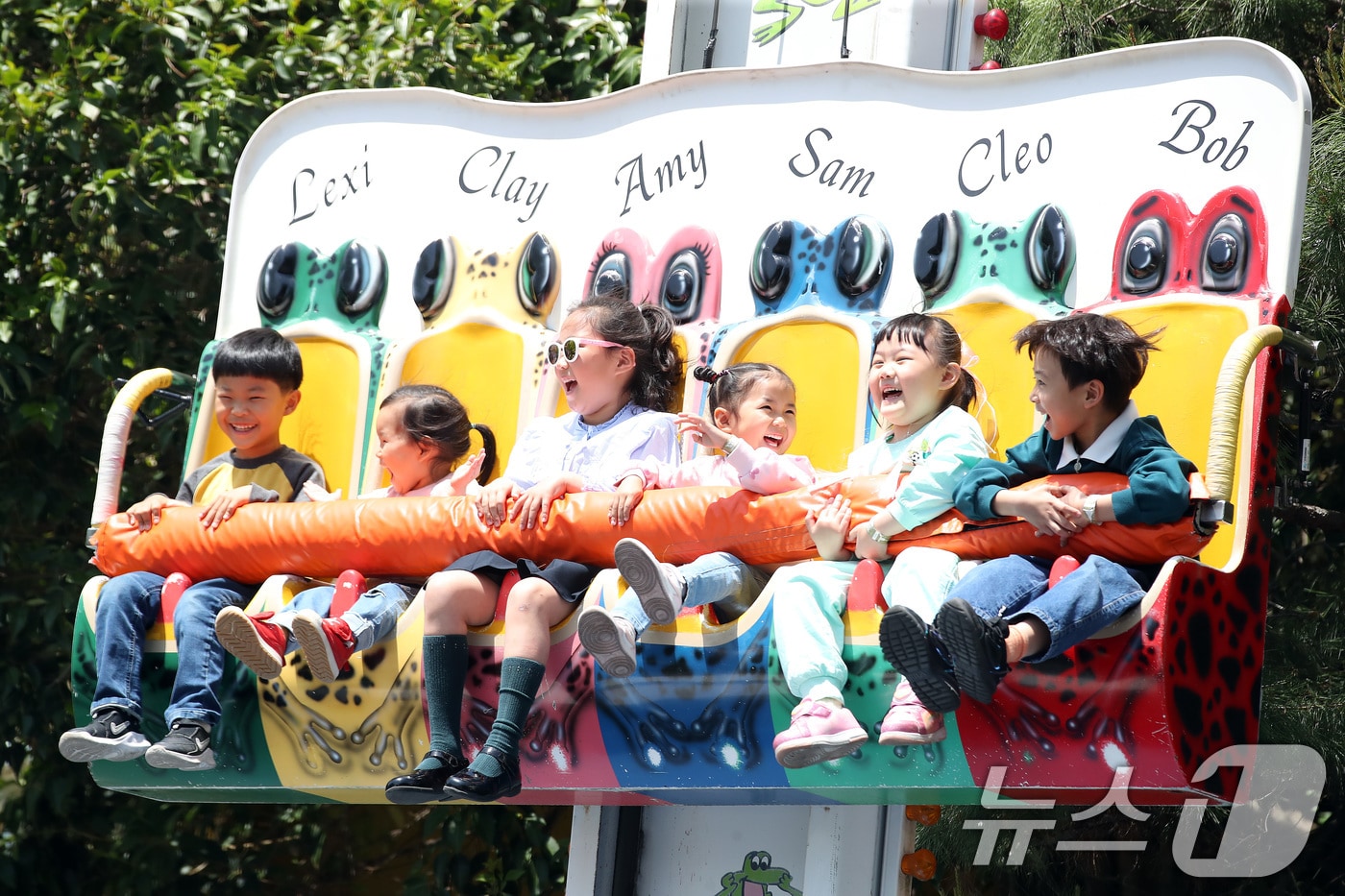 어린이날을 하루 앞둔 지난 4일 대구 달서구 테마파크 이월드를 찾은 어린이들이 놀이기구에 몸을 맡긴 채 즐거운 연휴를 보내고 있다. 2025.5.4/뉴스1 ⓒ News1 공정식 기자