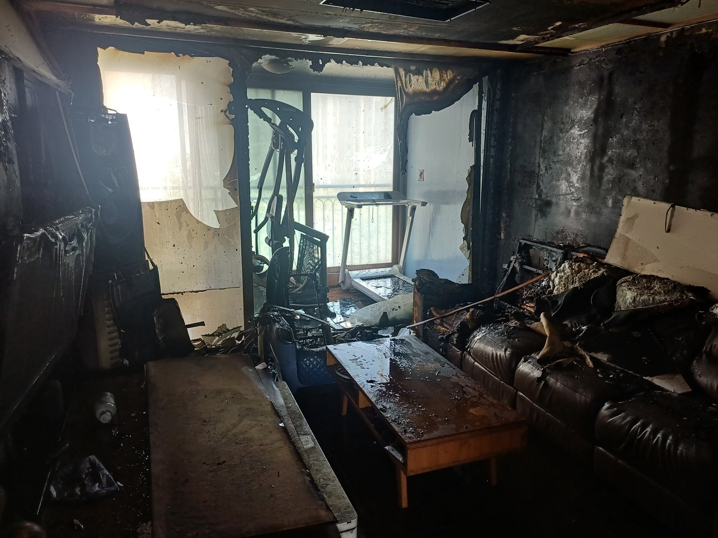 4일 오후 1시 43분께 충남 서산시 한 아파트 8층에서 불이 났다.(서산소방서제공. 재판매 및 DB금지)