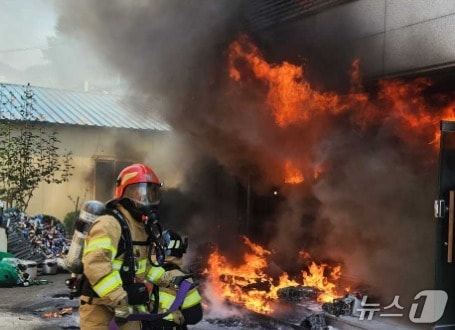 4일 오후 1시 3분쯤 강원 삼척시 교동의 모 타이어대리점에서 불이 나 소방대원들이 진화하는 모습. (강원특별자치도소방본부 제공. 재판매 및 DB금지) 2025.5.4/뉴스1