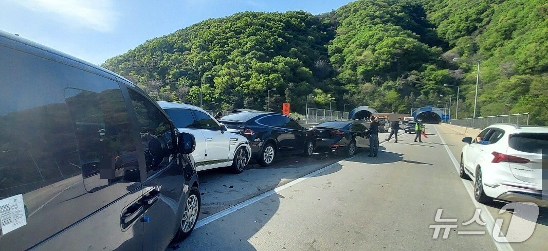 4일 오후 3시23분께 전북자치도 완주군 상관면 순천완주고속도로 상행선(임실IC →상관IC 방향) 12㎞ 지점에서 승용차와 승합차, SUV차 등 차량 8대가 부딪히는 사고가 발생했다.(전북소방 제공. 재판매 및 DB금지)2025.5.4/뉴스1