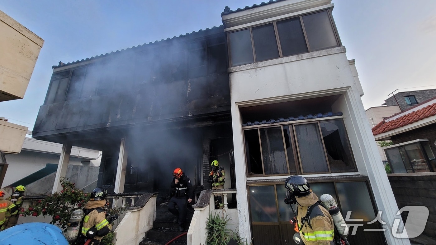 4일 오전 5시29분쯤 화재가 발생한 제주시 연동의 한 2층짜리 주택.(제주도 소방안전본부 제공, 재판매 및 DB 금지)