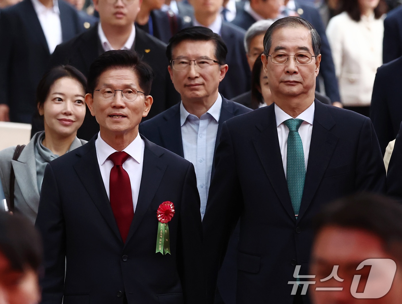 김문수 국민의힘 대통령 후보&#40;왼쪽&#41;와 한덕수 무소속 대통령 선거 예비후보가 5일 오전 서울 종로구 조계사에서 열린 불기 2569년 부처님오신날 봉축법요식에 참석하고 있다. 2025.5.5/뉴스1 ⓒ News1 김민지 기자