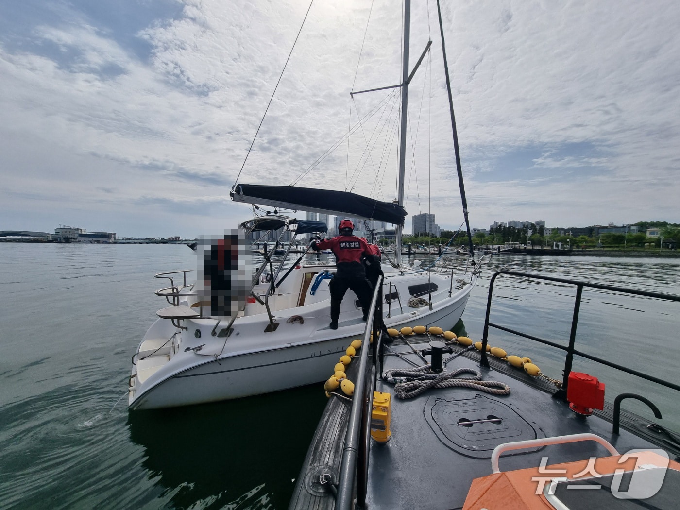 표류 중인 요트 구조하는 속초 해경.(속초해양경찰서 제공. 재판매 및 DB금지)/뉴스1