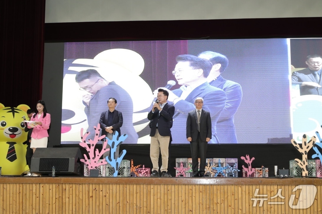  육동한 춘천시장이 5일 호반체육관에서 열린 '어린이 대축제' 행사에 앞서 인사말을 하고 있다.(춘천시 제공, 재판매 및 DB금지)