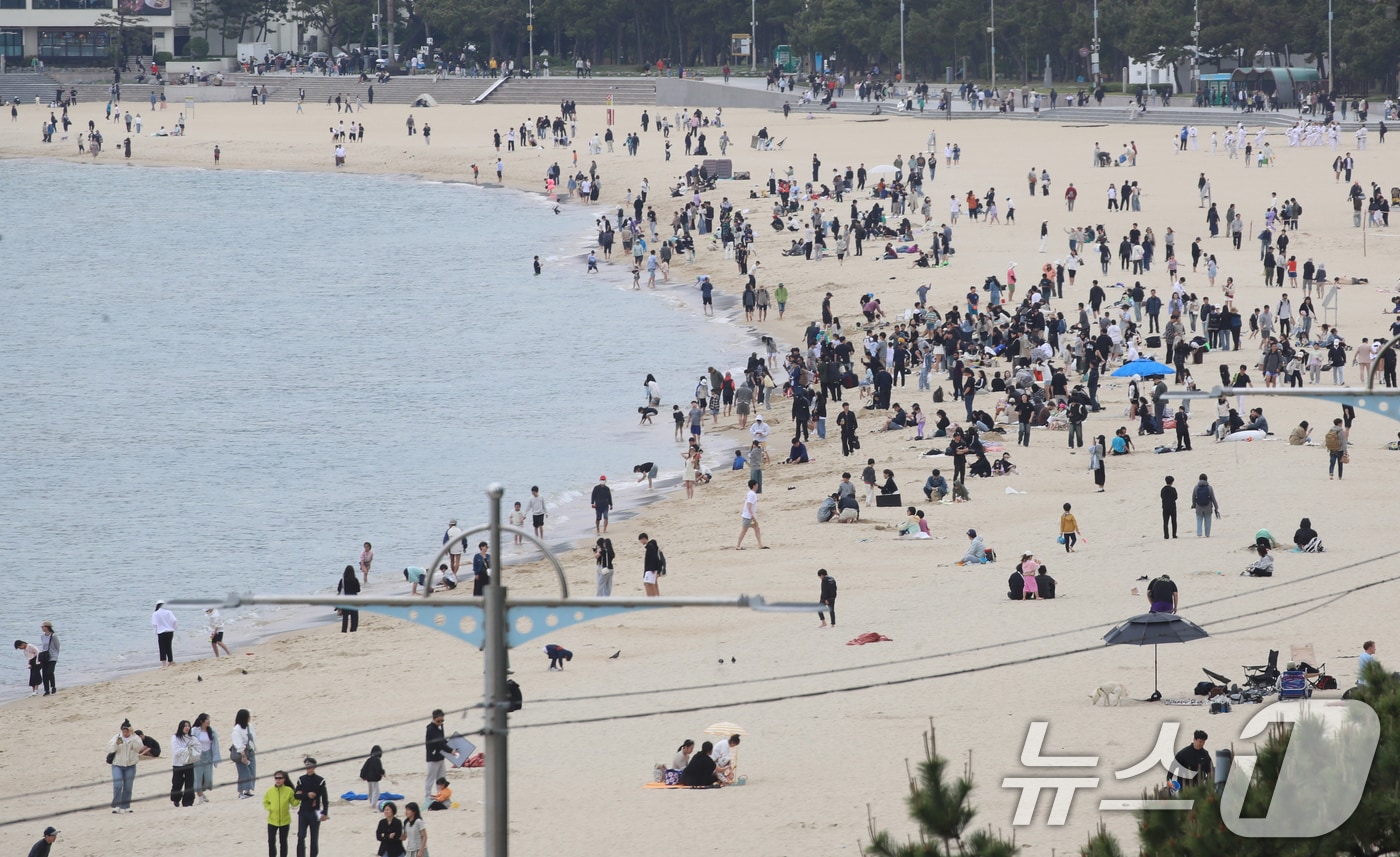 부산 해운대해수욕장을 찾은 시민, 관광객들이 나들이를 즐기고 있다. 2025.5.5/뉴스1 ⓒ News1 윤일지 기자