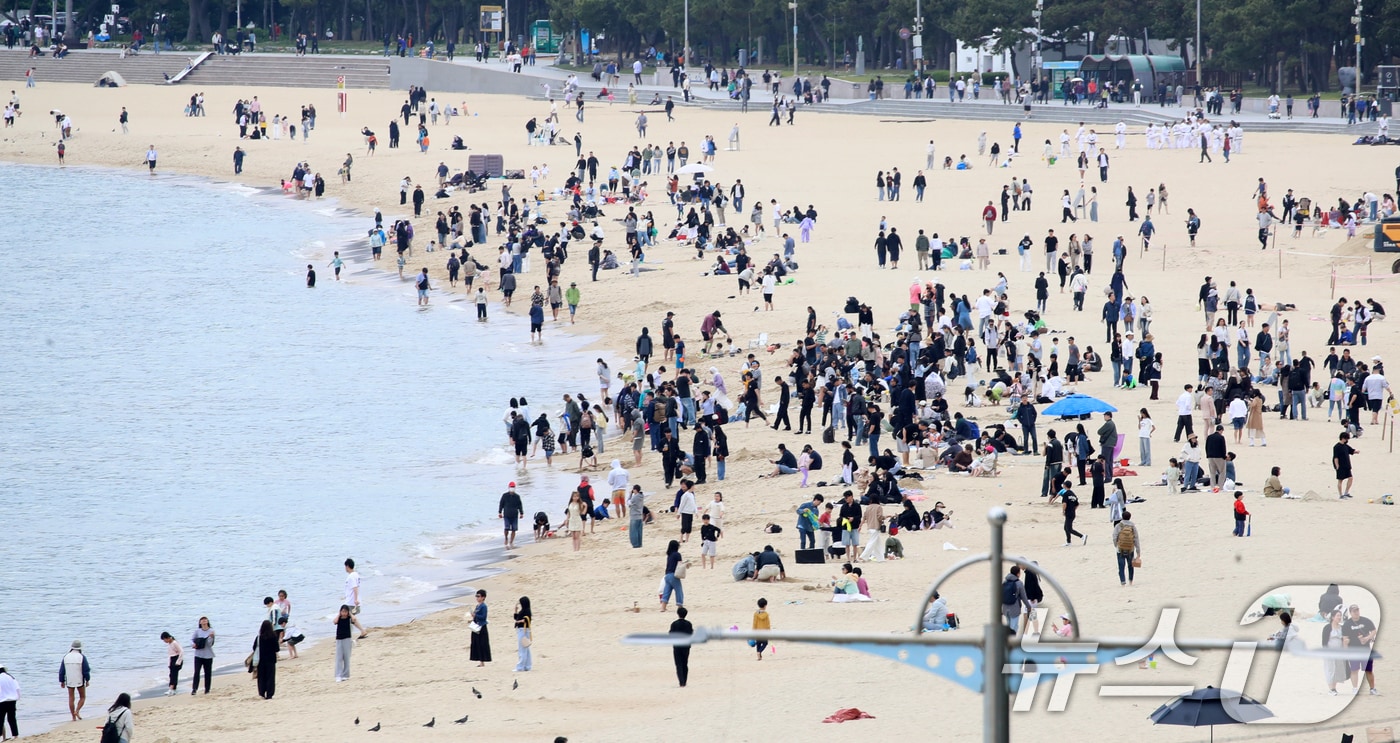 어린이날인 5일 부산 해운대해수욕장을 찾은 시민, 관광객들이 나들이를 즐기고 있다. 2025.5.5/뉴스1 ⓒ News1 윤일지 기자
