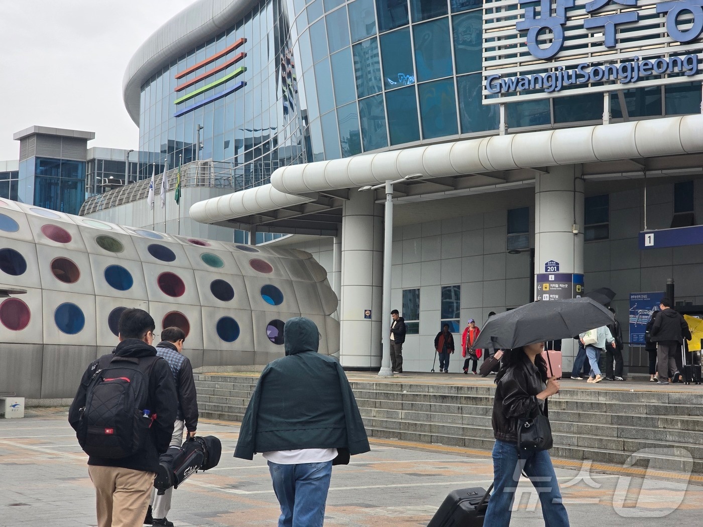 비 내리는 광주 광산구 송정역. 2025.5.5/뉴스1 ⓒ News1 황덕현 기후환경전문기자