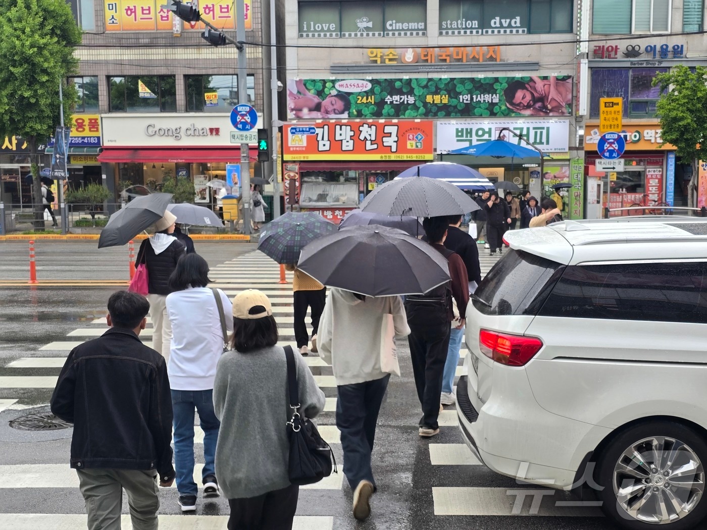 비가 내리자 우산이 없는 시민들이 걸음을 재촉하고 있다.(사진은 기사 내용과 무관함) / 뉴스1 ⓒ News1