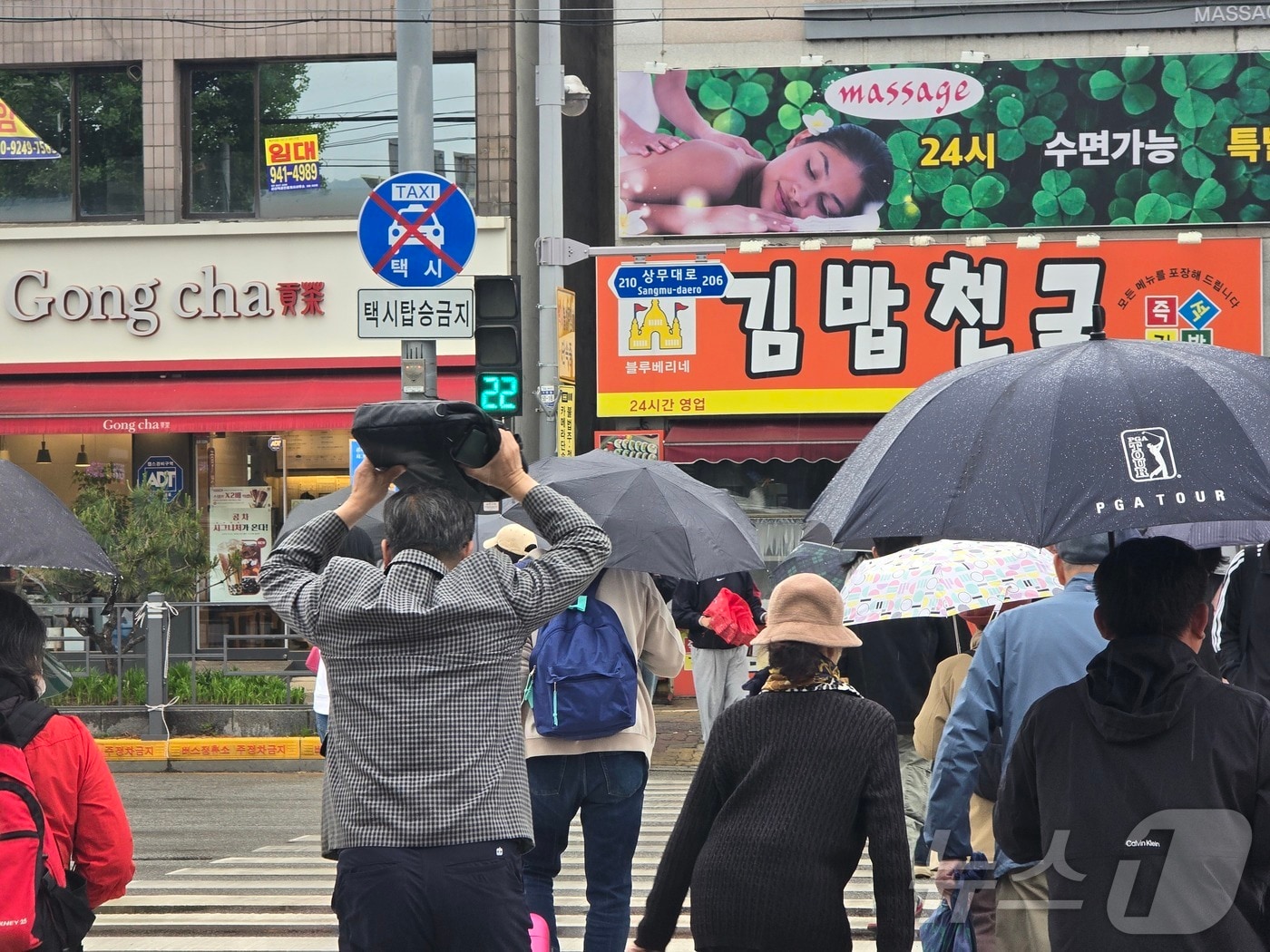징검다리 연휴로 부처님 오신 날과 어린이날이 겹친 5일, 광주 광산구 광주송정역 인근에 비가 내리자 우산이 없는 시민들이 걸음을 재촉하고 있다. 2025.5.5/뉴스1 ⓒ News1 황덕현 기후환경전문기자