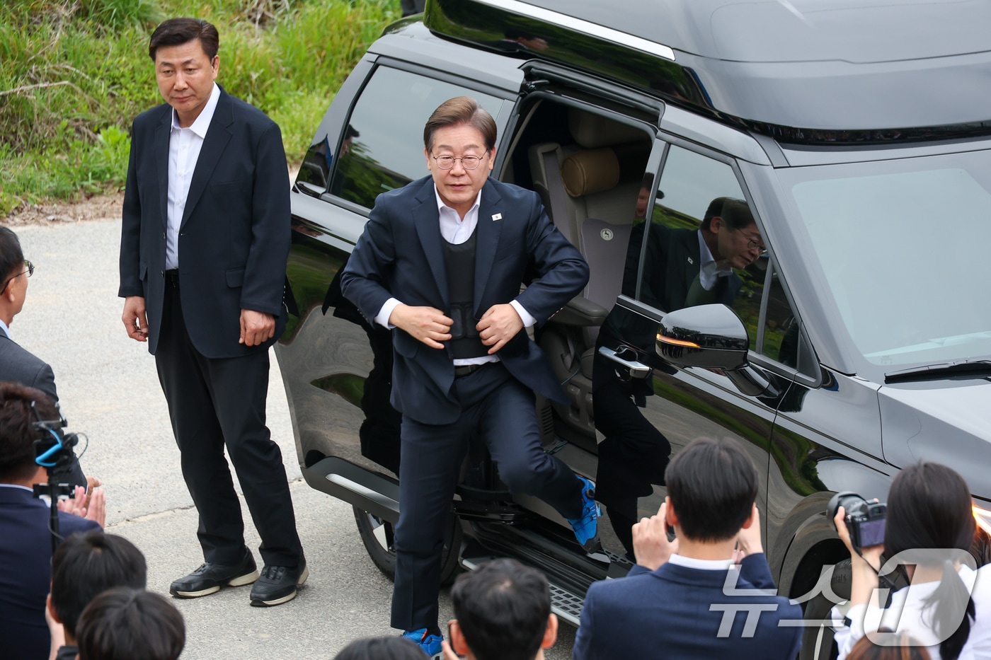 이재명 더불어민주당 대통령 후보가 2차 골목골목 경청투어에 나선 5일 오후 경기 여주시 구양리 태양광 시설을 찾아 차에서 내리고 있다. 2025.5.5/뉴스1 ⓒ News1 안은나 기자