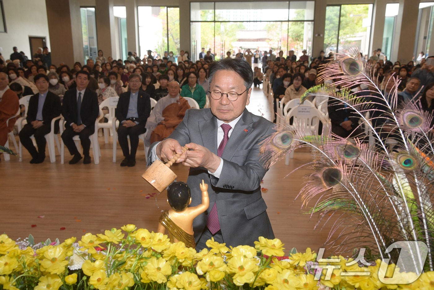 강기정 광주시장이 불기 2569년 ‘부처님 오신 날’이던 지난 5일 서구 무각사에서 열린 봉축법요식에 참석해 아기 부처의 몸을 물로 씻는 관불의식을 하고 있다.(광주시 제공. 재판매 및 DB 금지) ⓒ News1 박준배 기자