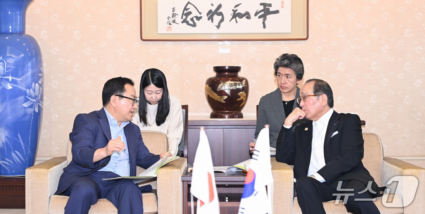 지난 3일 홍성주 대구시 경제부시장(왼쪽)과 마쓰이 가즈미 히로시마 시장이 환담을 나누고 있다. (대구시 제공. 재판매 및 DB 금지)/뉴스1