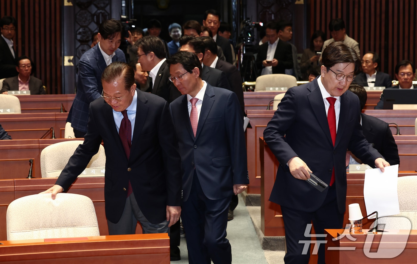 국민의힘 권영세 비상대책위원장과 권성동 원내대표, 김상훈 정책위의장이 5일 서울 여의도 국회에서 열린 의원총회에 입장하고 있다. 2025.5.5/뉴스1 ⓒ News1 김민지 기자