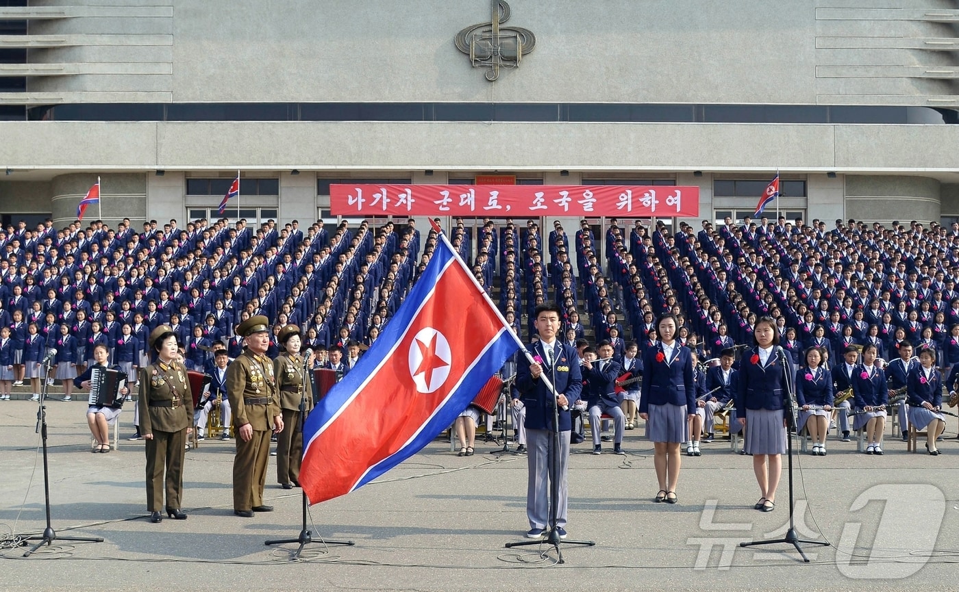 &#40;평양 노동신문=뉴스1&#41; = 북한 노동당 기관지 노동신문은 6일 &#34;각지의 고급중학교&#40;고등학교&#41; 졸업생들이 학창 시절을 마치고 우리의 사상과 제도, 사랑하는 조국을 무장으로 옹위해 나갈 열의안고 성스러운 혁명초소로 달려 나가고 있다&#34;라고 보도했다. [국내에서만 사용가능. 재배포 금지. DB 금지. For Use Only in the Republic of Korea. Redistribution Prohibited] rodongphoto@news1.kr