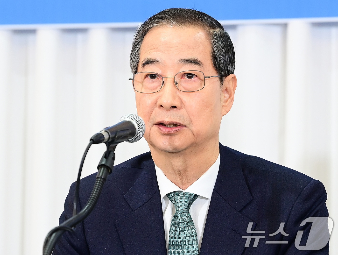 한덕수 무소속 대통령 선거 예비 후보(왼쪽에서 세 번째)가 6일 오전 서울 중구 코리아나 호텔에서 열린 관훈토론회에 참석해 기조연설을 하고 있다. 2025.5.6/뉴스1 ⓒ News1 국회사진취재단