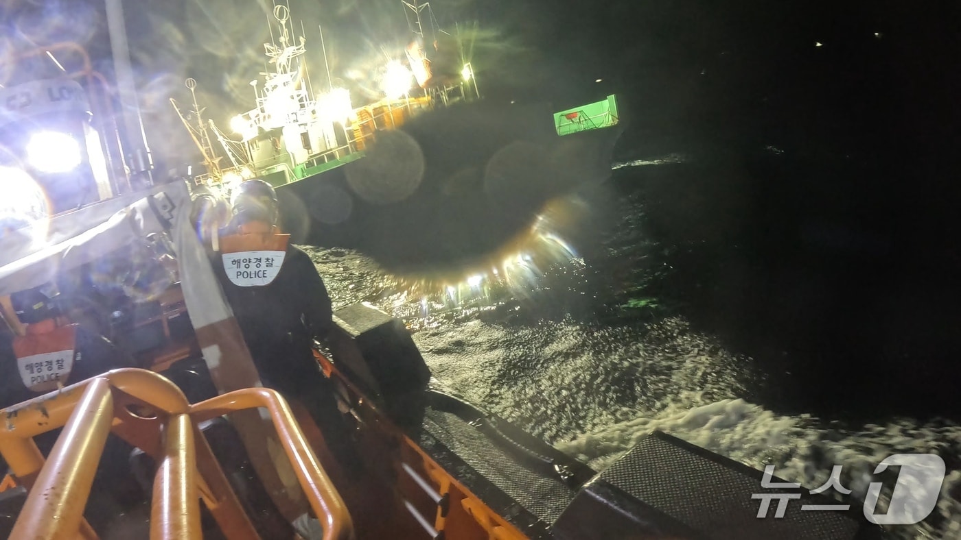 독도 인근 해상서 조업 중 부상당한 선원 이송 중인 해경.(동해해경 제공, 재판매 및 DB 금지) 2025.5.6/뉴스1