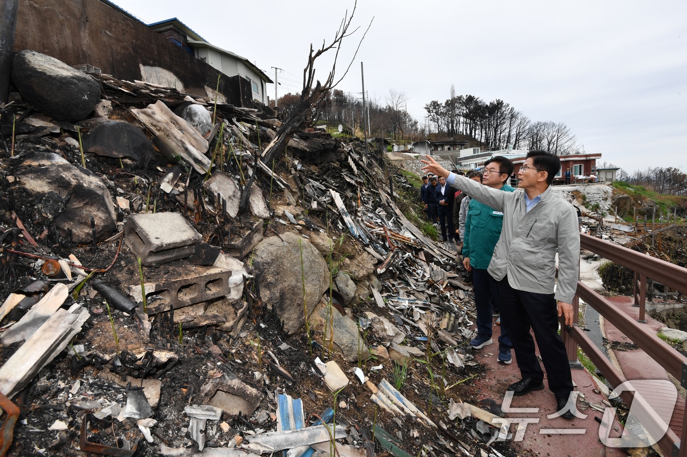 김문수 국민의힘 대통령 후보가 6일 초대형산불피해지역인 경북 영덕군 영덕읍 석리 마을을 찾아 피해 현장을 살펴보고 있다. 2025.5.6/뉴스1 ⓒ News1 최창호 기자