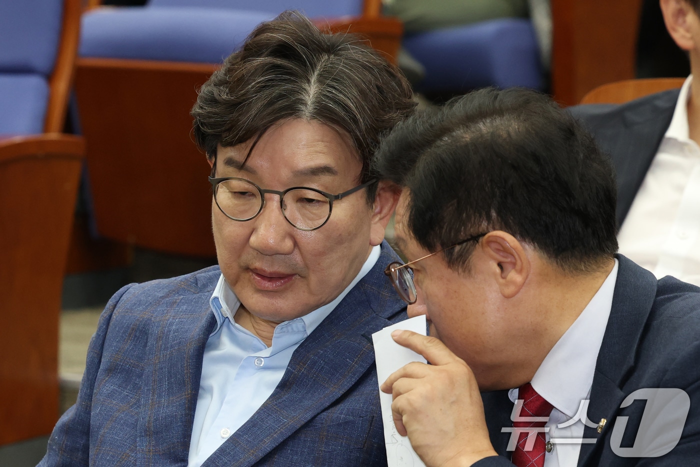 권성동 국민의힘 원내대표와 박형수 원내수석부대표가 6일 오후 서울 여의도 국회에서 열린 의원총회에 참석해 대화하고 있다. 2025.5.6/뉴스1 ⓒ News1 이광호 기자