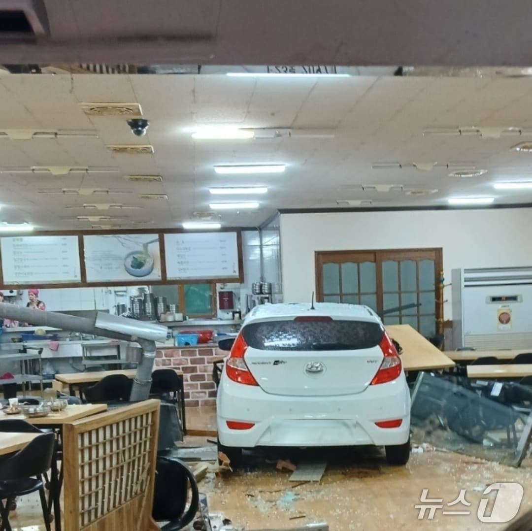 6일 오후 4시19분쯤 대구 달서구 도원동에서 승용차가 식당 안으로 돌진해 손님 등 2명이 중경상을 입었다.(대구소방안전본부 제공, 재판매 및 DB 금지)