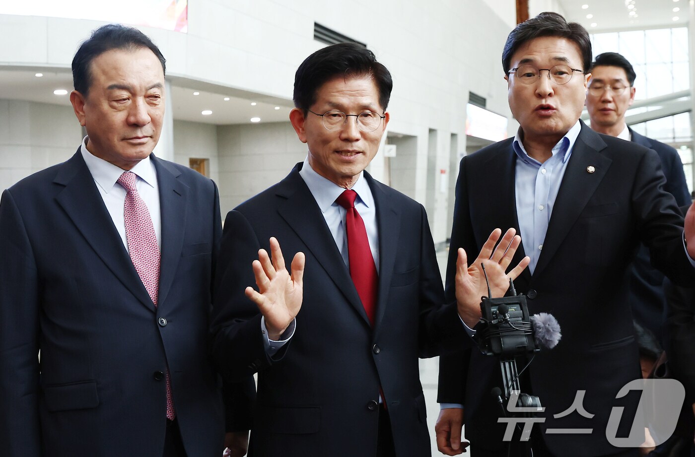 김문수 국민의힘 대통령 후보가 6일 경북 경주시 HICO&#40;정상회의장&#41; 미디어센터에서 단일화 문제를 놓고 당 지도부와 갈등을 빚고 있자 일정 중단을 선언하고 있다. 2025.5.6/뉴스1 ⓒ News1 김민지 기자