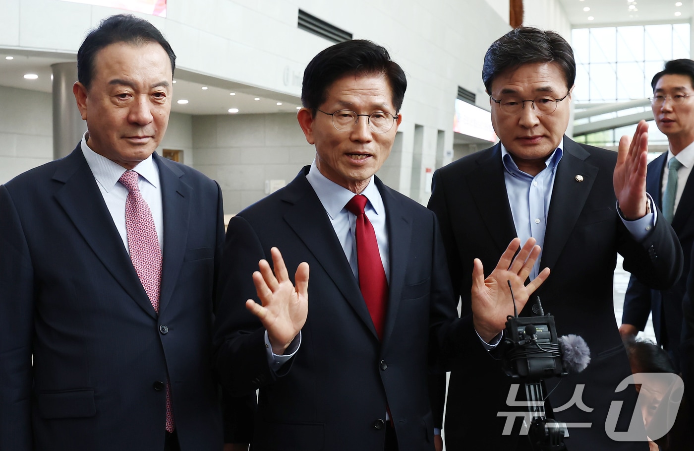 김문수 국민의힘 대통령 후보가 6일 경북 경주시 HICO(정상회의장) 미디어센터에서 단일화 문제를 놓고 당 지도부와 갈등을 빚고 있자 일정 중단을 선언하고 있다. 2025.5.6/뉴스1 ⓒ News1 김민지 기자