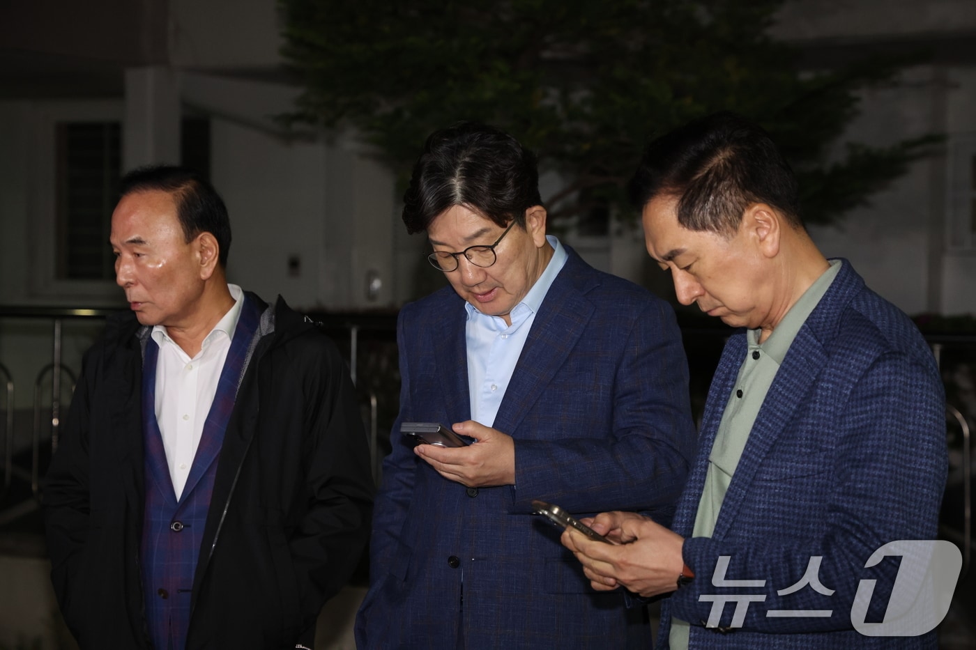 권성동 국민의힘 원내대표와 김기현, 박덕흠 의원이 후보 단일화 문제로 당 지도부와 갈등을 겪고 있는 김문수 대통령 후보를 만나기 위해 6일 저녁 서울 관악구 김 후보의 자택 앞에 도착하고 있다. 2025.5.6/뉴스1 ⓒ News1 김명섭 기자